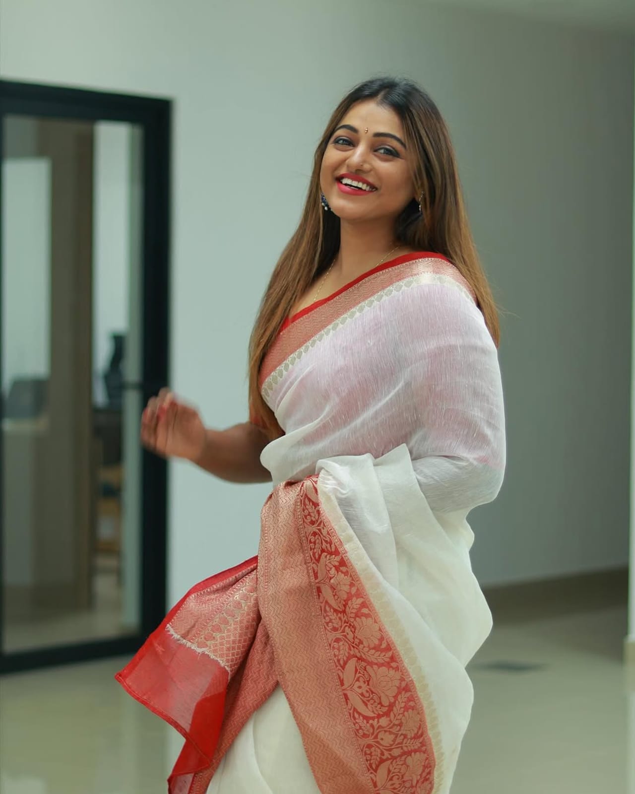 വ്യാപക വിമര്‍ശനങ്ങള്‍ നേരിടേണ്ടി വന്ന അവതാരകയാണ് മീര അനില്‍. നിരവധി താരങ്ങളോട് മീര ചോദിച്ച ചോദ്യങ്ങള്‍ വലിയ വിമര്‍ശനങ്ങള്‍ക്ക് കാരണമായിരുന്നു. ഇപ്പോള്‍ അതേ കുറിച്ച് പിങ്ക് പോഡ്കാസ്റ്റില്‍ സംസാരിക്കുകയാണ് താരം. (Image Credits: Instagram)