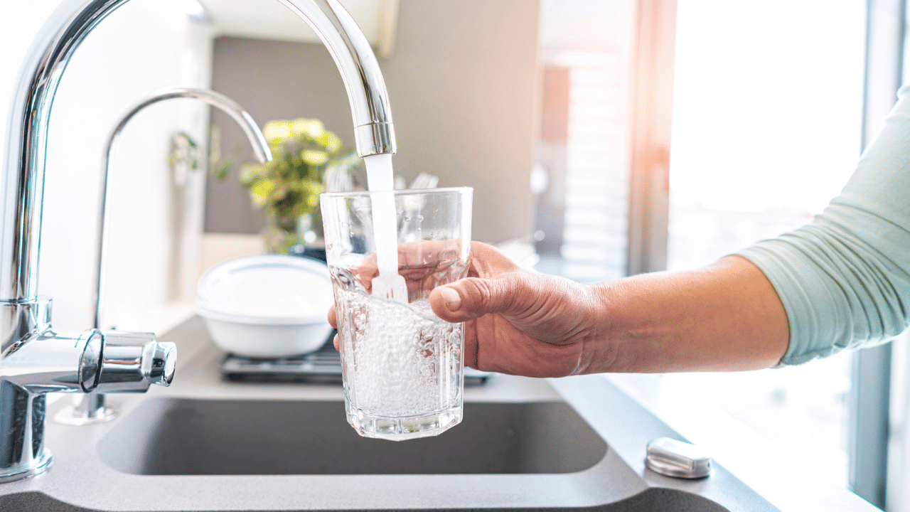 Monsoon Myths: മഴക്കാലത്ത് കുറച്ച് വെള്ളം കുടിച്ചാൽ മതിയോ?; ഇവ തെറ്റിദ്ധാരണയോ ശരിയോ, കൂടുതലറിയാം