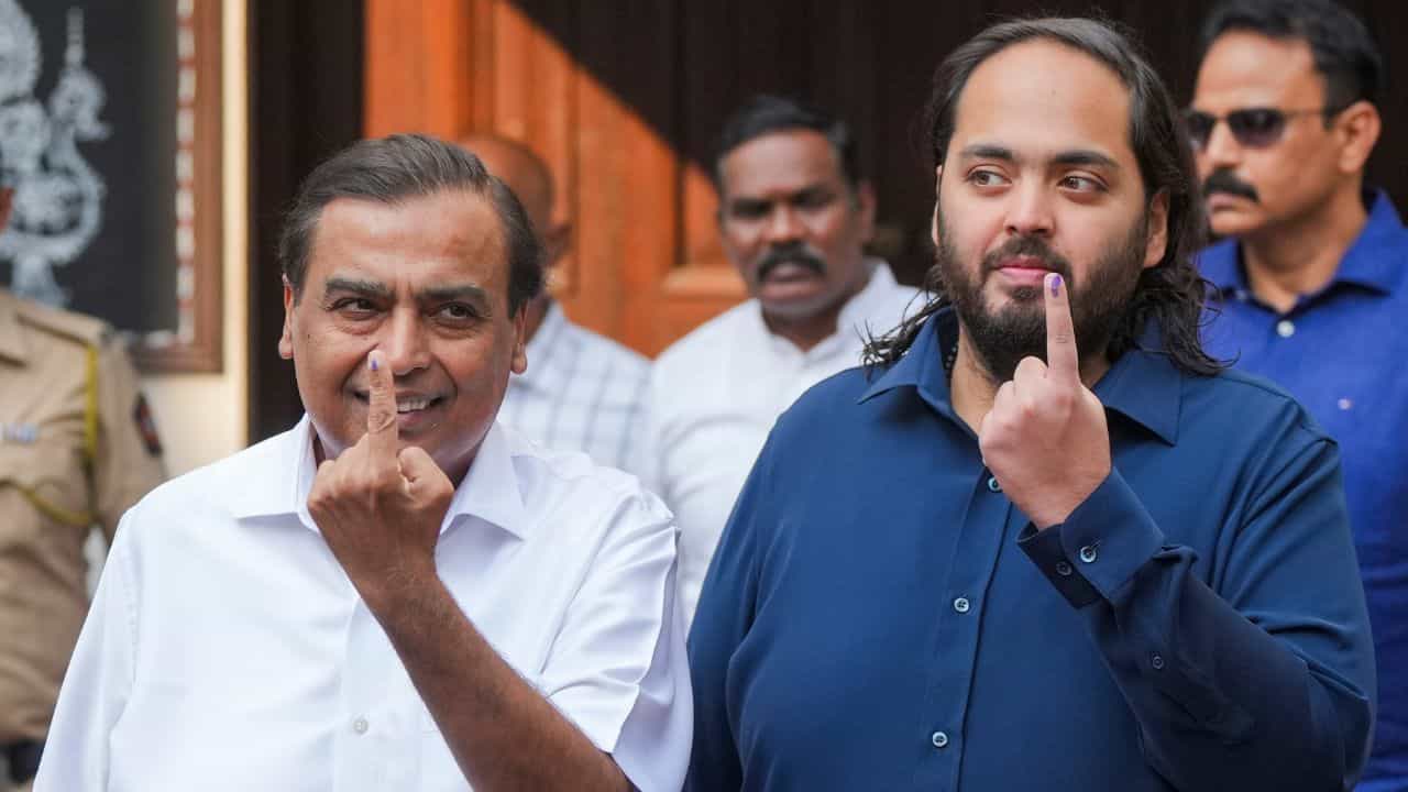 Anant Ambani Salary : എക്സിക്യൂട്ടീവ് ഡയറക്ടറായി പുതിയ ചുമതല; ആനന്ദ് അമ്പാനിയുടെ ശമ്പളം ഇത്രയാണ് Anant Ambani Salary : എക്സിക്യൂട്ടീവ് ഡയറക്ടറായി പുതിയ ചുമതല; ആനന്ദ് അമ്പാനിയുടെ ശമ്പളം ഇത്രയാണ്