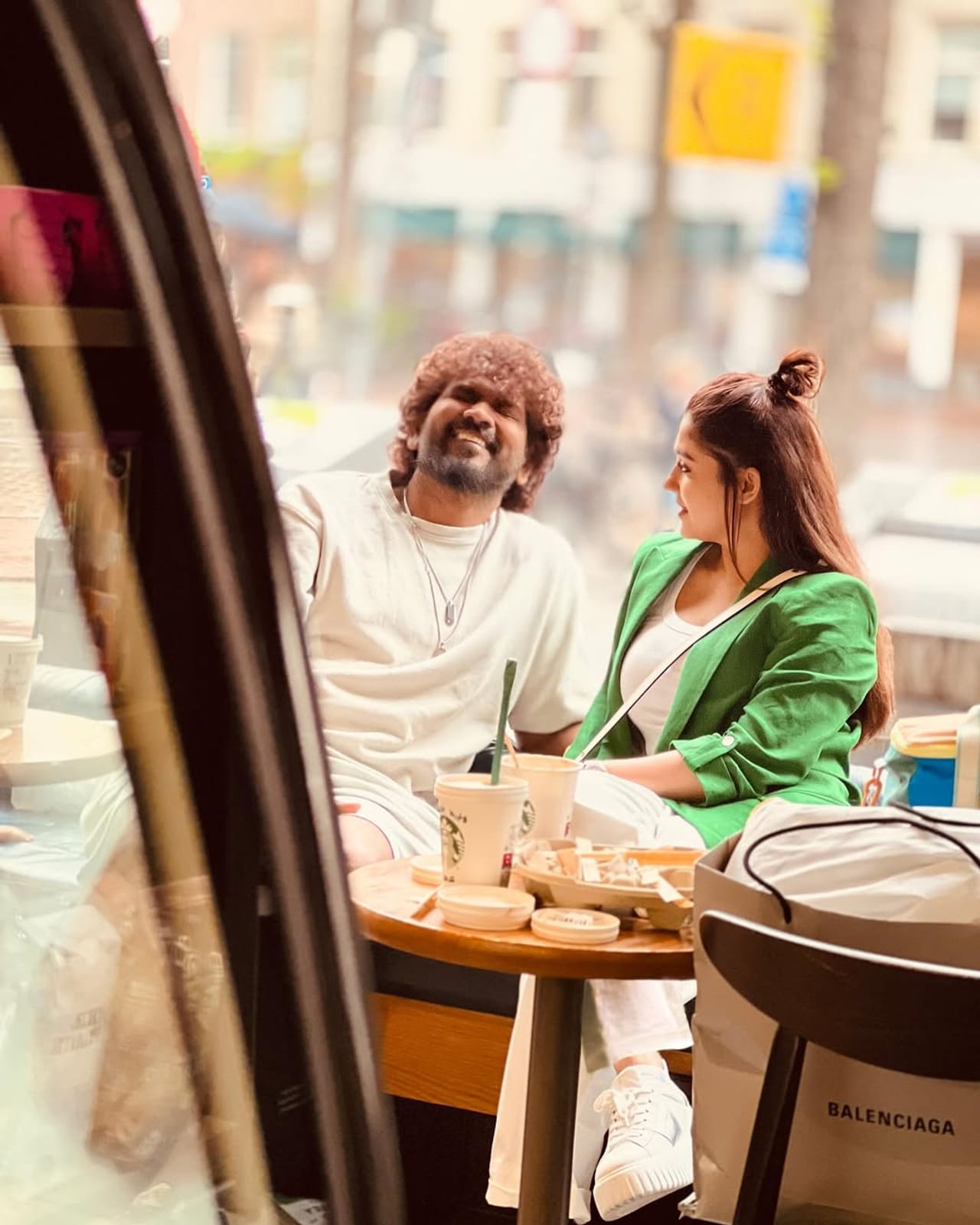 നിരവധി ആരാധകരുള്ള താരദമ്പതികളാണ്  നയന്‍താരയും വിഘ്‌നേഷ് ശിവനും. ഇരവരും തങ്ങളുടെ മൂന്നാം വിവാഹവാർഷികം ആഘോഷിക്കുന്നതിന്റെ തിരക്കിലാണ്. ഇതിനു മുന്നോടിയായി നയൻതാര  വിഘ്‌നേഷിന് ആശംസകള്‍ നേര്‍ന്ന് കൊണ്ട് പങ്കുവച്ച ഹൃദയസ്പര്‍ശിയായ കുറിപ്പാണ് സോഷ്യൽ മീഡിയയിൽ വൈറലാകുന്നത്. (image Credits: Instagram)
