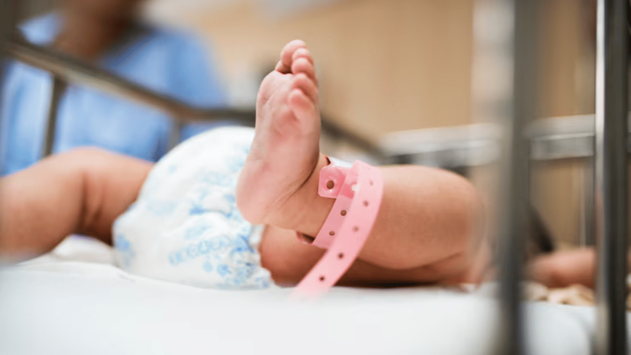Newborn baby Severed thumb: സൂചി മാറ്റുന്നതിനിടെ കത്രിക കൊണ്ടു; നവജാത ശിശുവിന്റെ വിരൽ മുറിഞ്ഞുപോയി, നഴ്‌സിന്റെ അശ്രദ്ധയെന്ന് പരാതി