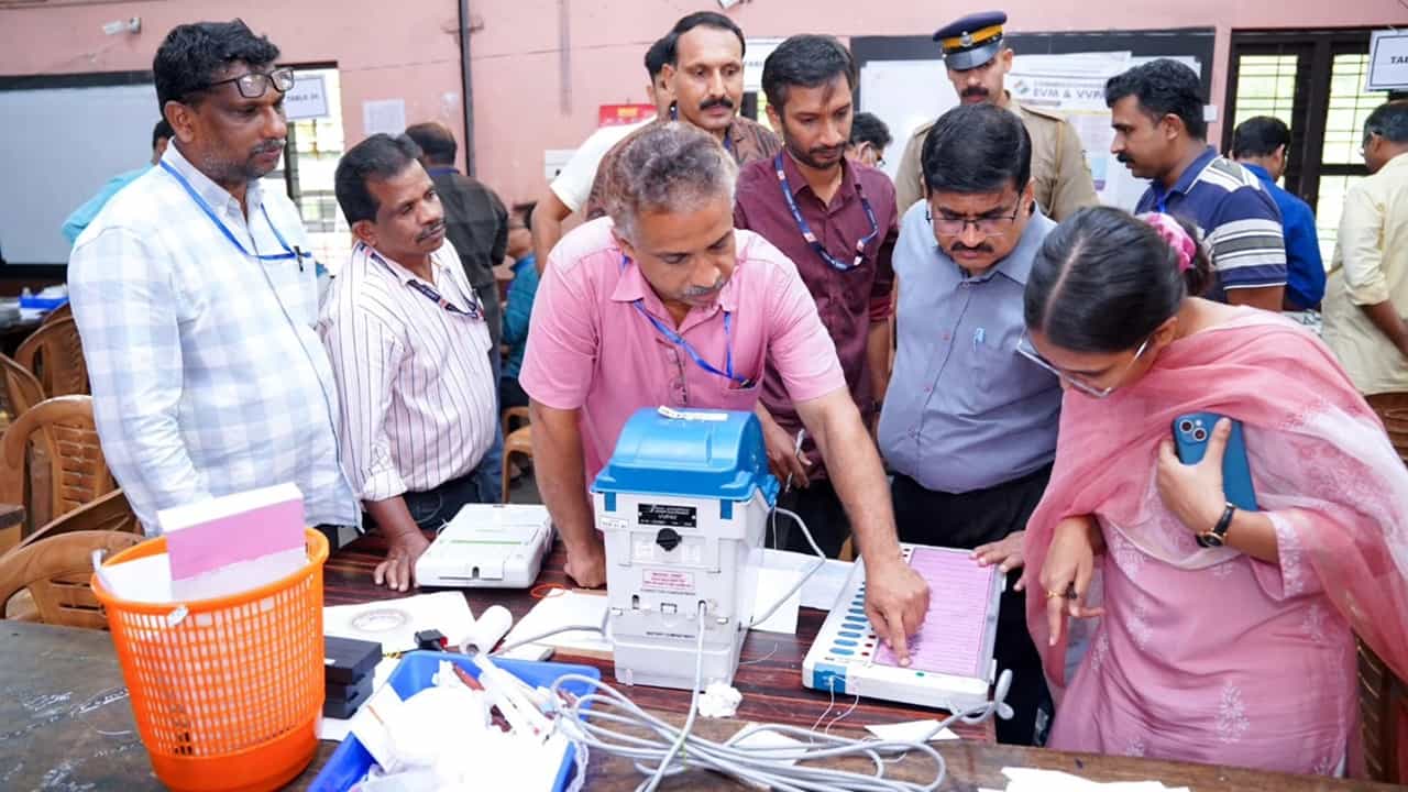 Nilambur By Election 2025: നിലമ്പൂര്‍ ഉപതിരഞ്ഞെടുപ്പ്; വോട്ടിങ് യന്ത്രങ്ങളുടെ കമ്മീഷനിങ് കഴിഞ്ഞു