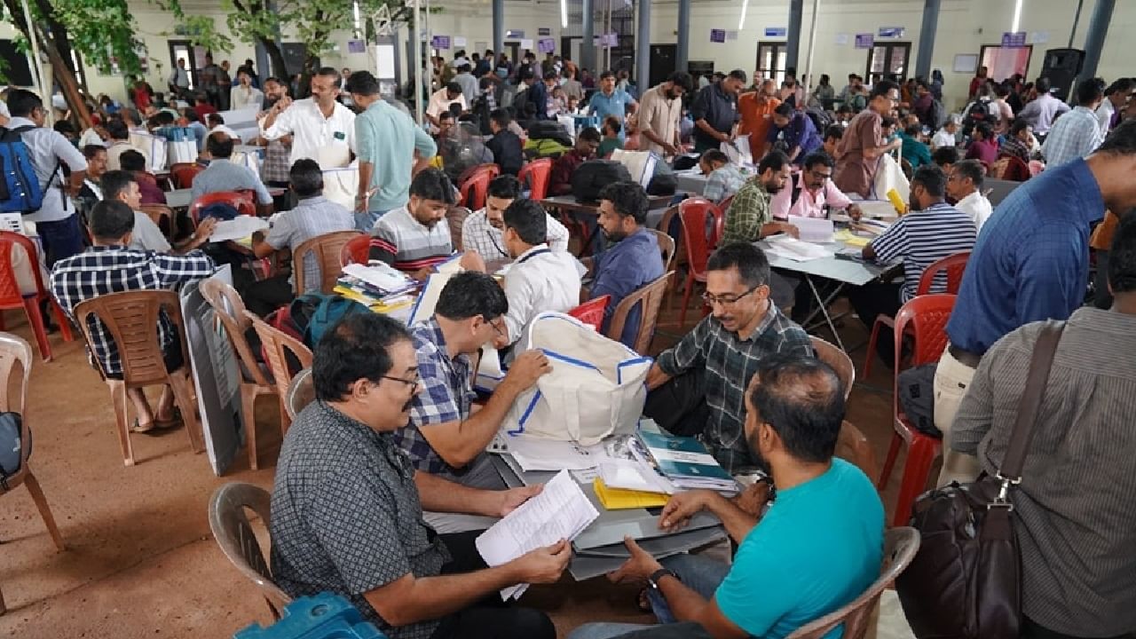 തിരഞ്ഞെടുപ്പ് സമയത്ത് ഭൂരിപക്ഷം പേരും വോട്ട് ചെയ്യാന് പോകുമെങ്കിലും താല്പര്യക്കുറവ് കാണിക്കുന്ന ചിലരുണ്ട്. വോട്ട് ചെയ്തിട്ട് എന്തു കാര്യമെന്നാണ് ഇവരുടെ ചോദ്യം (Image Credits: Social Media)
