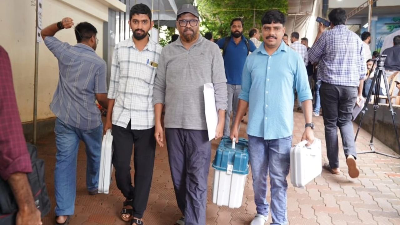 വോട്ടവകാശം വിനിയോഗിക്കാത്തത് രാഷ്ട്ര നിര്മ്മാണത്തില് പങ്കാളിയാകാനുള്ള അവസരം നഷ്ടപ്പെടുത്തുന്നതിന് തുല്യമാണ്. അതുകൊണ്ട് തീര്ച്ചയായും വോട്ട് ചെയ്യണം. വിവരങ്ങള്ക്ക് കടപ്പാട്: മുഖ്യ തിരഞ്ഞെടുപ്പ് ഓഫീസര്.