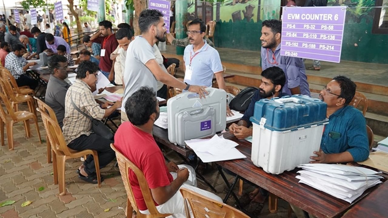 അതേസമയം, നിലമ്പൂരില് ഉപതിരഞ്ഞെടുപ്പ് പുരോഗമിക്കുന്നു. ആദ്യ മണിക്കൂറില് നിരവധി പേരാണ് വോട്ട് ചെയ്യാനെത്തിയത്. ചിത്രങ്ങളില് നിലമ്പൂരിലെ ഉപതിരഞ്ഞെടുപ്പ് ഒരുക്കങ്ങള്