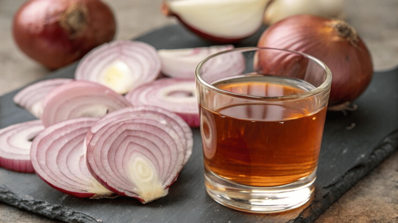 മുടി കൊഴിച്ചിൽ, വളർച്ച മുരടിക്കുക എന്നിവ സാധാരണ പ്രശ്നങ്ങളാണ്. സമ്മർദ്ദം, മലിനീകരണം, നിങ്ങൾ ഉപയോ​ഗിക്കുന്ന ഉൽപ്പന്നങ്ങളിലെ രാസവസ്തുക്കൾ തുടങ്ങി നിരവധി കാരണങ്ങളാൽ മുടികൊഴിച്ചിൽ ഉണ്ടായേക്കാം. എന്നാൽ ഇവയ്ക്കെല്ലാം നമ്മുടെ അടുക്കളയിലുണ്ട് പരഹാരങ്ങൾ. എന്താണെന്ന് നോക്കാം. (Image Credits: Freepik)
