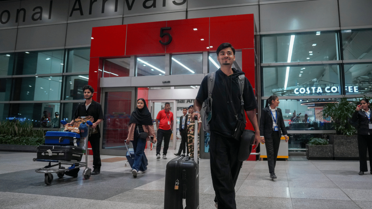 Operation Sindhu: ആശ്വാസം! വ്യോമപാത തുറന്നു നൽകി ഇറാൻ; ഇന്ത്യൻ വിദ്യാർഥികളുമായി ആദ്യവിമാനം ഡൽഹിയിലെത്തി