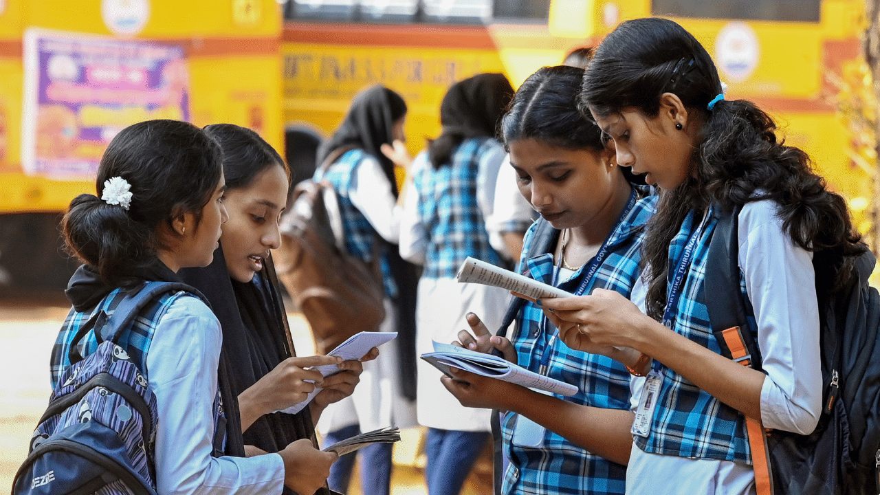 Kerala Plus One Classes Begin: പ്ലസ് വൺ ക്ലാസുകൾ ഇന്ന് ആരംഭിക്കും; 3 ലക്ഷത്തിൽ അധികം വിദ്യാർത്ഥികൾ സ്കൂളിലേക്ക് Kerala Plus One Classes Begin: പ്ലസ് വൺ ക്ലാസുകൾ ഇന്ന് ആരംഭിക്കും; 3 ലക്ഷത്തിൽ അധികം വിദ്യാർത്ഥികൾ സ്കൂളിലേക്ക്