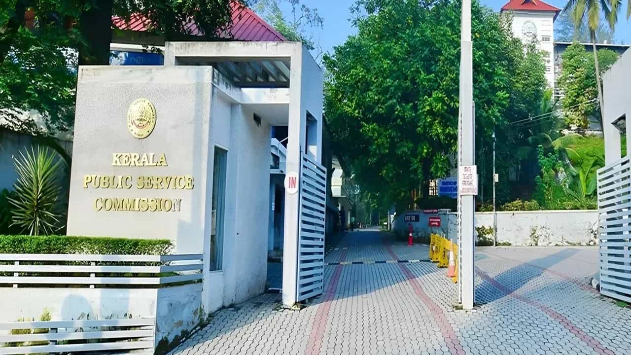 Kerala PSC KAS Examination: കെഎഎസ് എഴുതാന് മടിച്ച് ഉദ്യോഗാര്ത്ഥികള്; അപേക്ഷിച്ചവരില് പകുതി പേരും എഴുതിയില്ല Kerala PSC KAS Examination: കെഎഎസ് എഴുതാന് മടിച്ച് ഉദ്യോഗാര്ത്ഥികള്; അപേക്ഷിച്ചവരില് പകുതി പേരും എഴുതിയില്ല