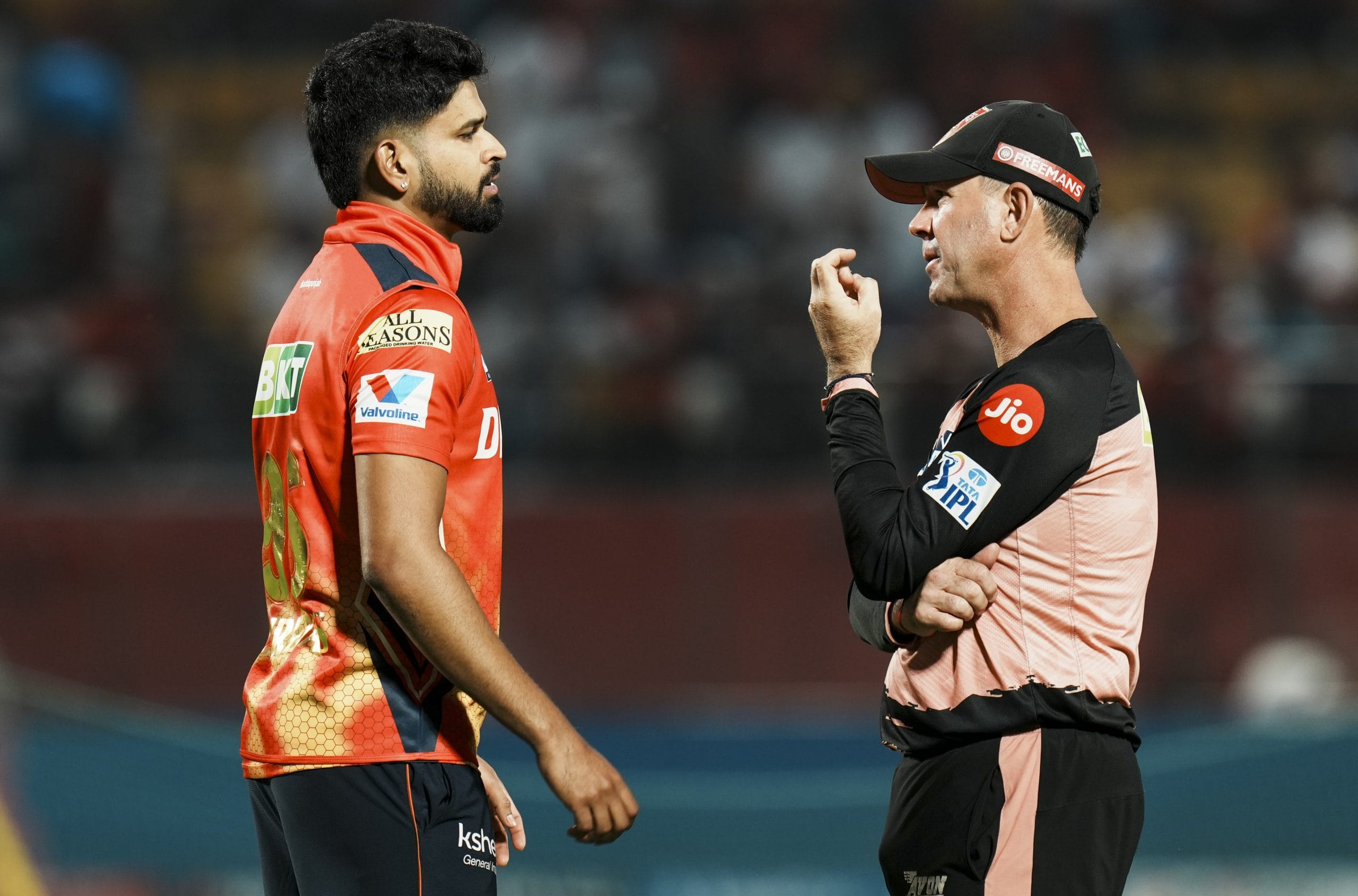 മിഡ് ടേബിൾ ടീം എന്ന പ്രഹസനങ്ങളുടെ നടുവിലേക്കാണ് ഇക്കൊല്ലവും പഞ്ചാബ് ലേല മുറിയിൽ നിന്ന് പുറത്തുവന്നത്. രണ്ട് അൺകാപ്പ്ഡ് താരങ്ങളെ മാത്രം നിലനിർത്തി പതിവ് പോലെ ഒന്നുമുതൽ ടീം കെട്ടിപ്പടുത്ത പഞ്ചാബ് കിംഗ്സ് ഇത്തവണയും രക്ഷപ്പെടില്ലെന്നായിരുന്നു നിരീക്ഷണങ്ങൾ.
