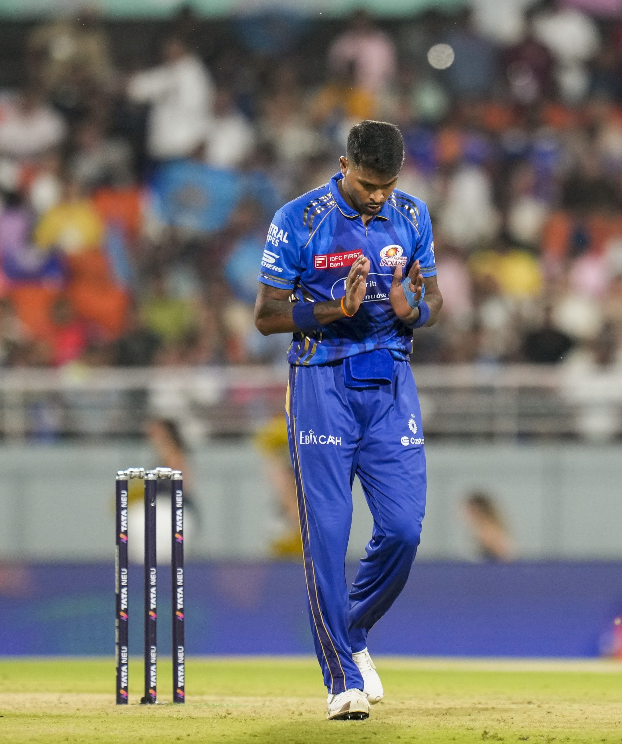 മത്സരത്തിന് ടോസിട്ടതിന് ശേഷം സാധാരണ ഇരു ക്യാപ്റ്റന്മാരും ഹസ്തദാനം നടത്താറുണ്ട്. എന്നാൽ, ഹാർദിക് ഹസ്തദാനത്തിന് ശ്രമിച്ചെങ്കിലും ഗിൽ അതിന് തയ്യാറായില്ല. പിന്നാലെ ഗില്ലിൻ്റെ വിക്കറ്റ് വീണതിന് ശേഷം ഹാർദികിൻ്റെ ആഘോഷവും ചർച്ചയായി. ഇക്കാര്യത്തിൽ ഗിൽ തന്നെ ഇപ്പോൾ വിശദീകരണം നൽകിയിരിക്കുകയാണ്.
