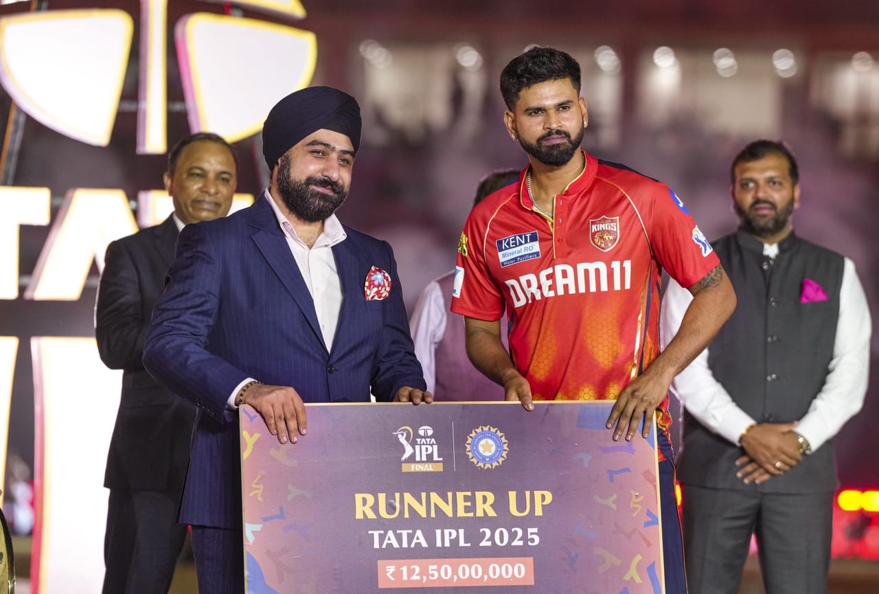 ഐപിഎൽ ഫൈനലിൽ പഞ്ചാബ് കിംഗ്സിനെ തോല്പിച്ച് റോയൽ ചലഞ്ചേഴ്സ് ബെംഗളൂരു കന്നിക്കിരീടം നേടിയതോടെ വാർത്തകളിൽ കോലിയും സംഘവുമാണ് നിറഞ്ഞുനിൽക്കുന്നത്. ആ ആരവത്തിൻ്റെ, ആഘോഷത്തിൻ്റെ എതിർവശത്ത് നിൽക്കുന്ന പഞ്ചാബ് കിംഗ്സിനും നൽകണം കയ്യടി. (Image Credits - PTI)
