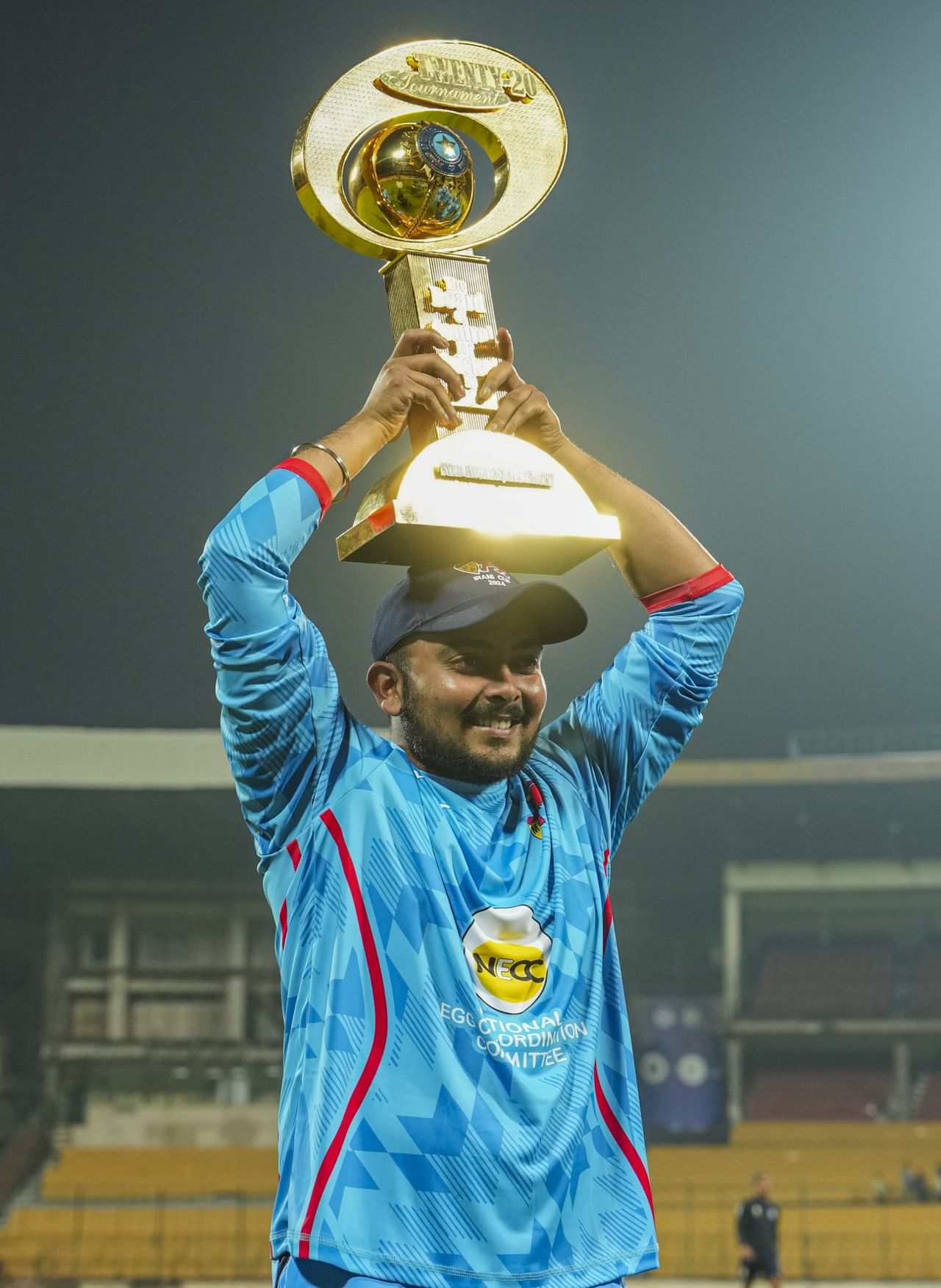 ജീവിതത്തിൽ ഒരുപാട് മോശം തീരുമാനങ്ങളെടുത്തിട്ടുണ്ടെന്ന് പൃഥ്വി ഷായുടെ കുറ്റസമ്മതം. ക്രിക്കറ്റിന് നൽകിയിരുന്ന പ്രാധാന്യം കുറച്ചു. തൻ്റെ മോശം സമയത്ത് ഋഷഭ് പന്തും സച്ചിൻ തെണ്ടുൽക്കറും ഒഴികെ മറ്റാരും വിളിച്ചില്ല എന്നും പൃഥ്വി ഷാ ന്യൂസ് 24ന് നൽകിയ അഭിമുഖത്തിൽ പറഞ്ഞു. (Image Credits - PTI)