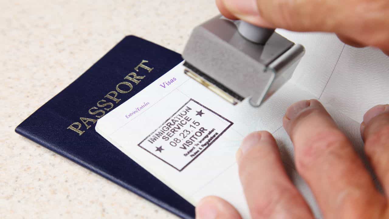 Indian Passport: പാസ്‌പോര്‍ട്ട് വേണ്ടേ? അപേക്ഷിക്കേണ്ടത് ഇങ്ങനെ; ഇത്രയും രൂപ കയ്യില്‍ വേണം