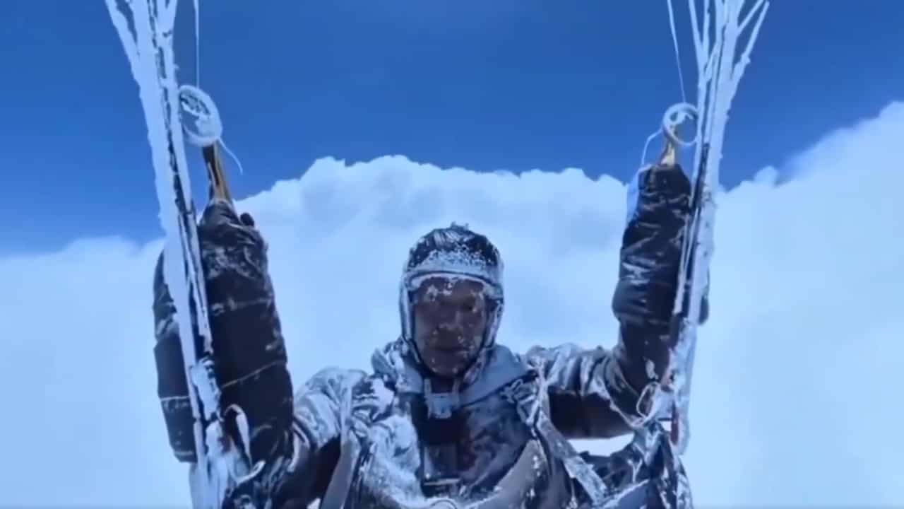 Viral Video: മൈനസ് 40 ഡിഗ്രിയിൽ 55 വയസുകാരൻ്റെ പാരാഗ്ലൈഡിങ്; അതിസാഹസികമായ രക്ഷപ്പെടൽ: വൈറൽ വിഡിയോയിൽ ഒരു ട്വിസ്റ്റുണ്ട്