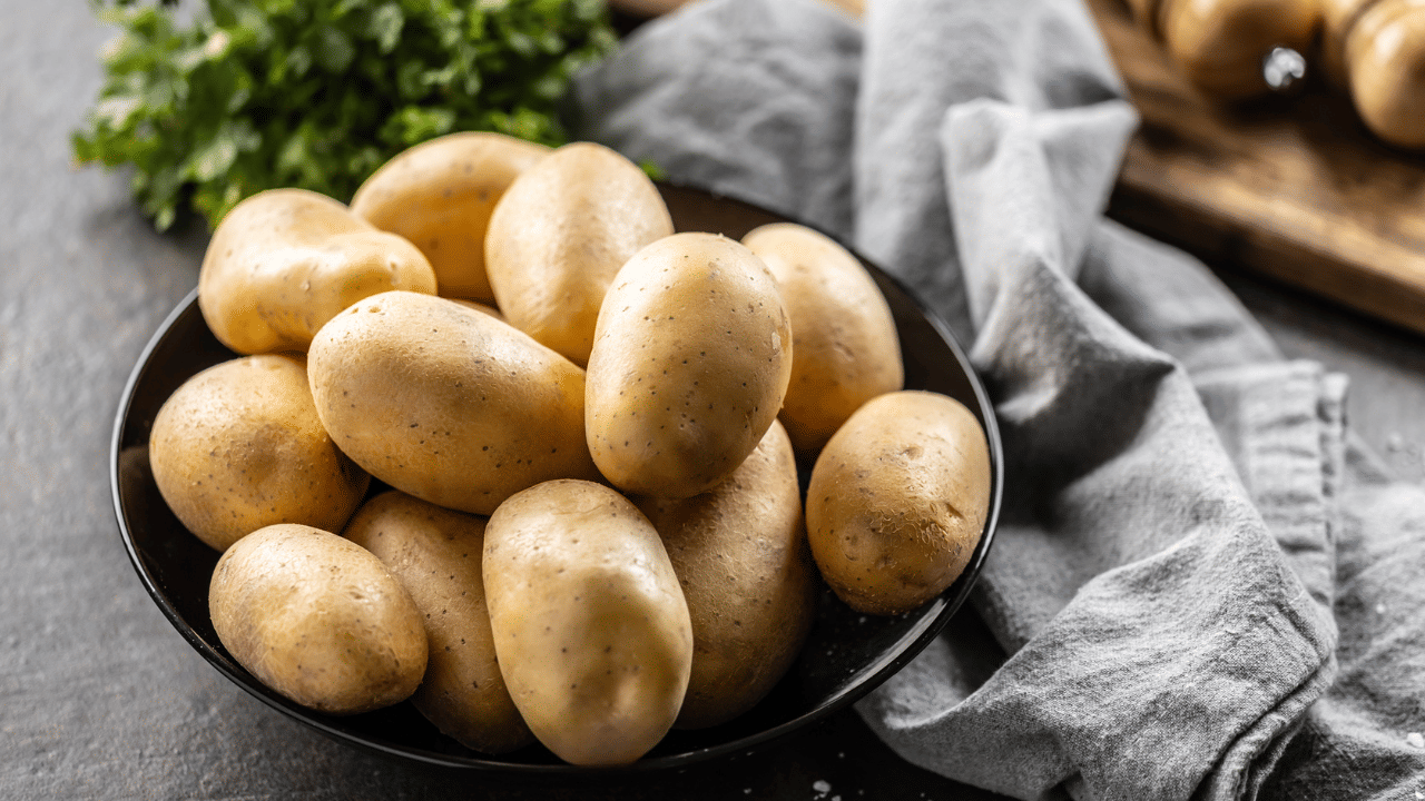 Potato Face Mask: ഉരുളക്കിഴങ്ങ് കൊണ്ട്! ഫേസ് മാസ്ക് തയ്യാറാക്കാം; കിടിലൻ ട്രിക്ക് Potato Face Mask: ഉരുളക്കിഴങ്ങ് കൊണ്ട്! ഫേസ് മാസ്ക് തയ്യാറാക്കാം; കിടിലൻ ട്രിക്ക്