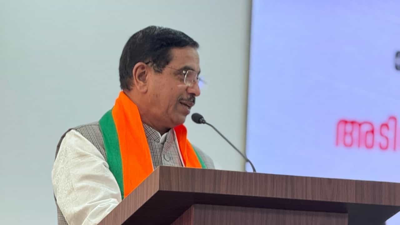 Pralhad Joshi: അവര് ഭരണഘടനയുടെ അമ്പത് ശതമാനവും മാറ്റിമറിച്ചു, കോണ്ഗ്രസിനെതിരെ ഒളിയമ്പുമായി പ്രഹ്ലാദ് ജോഷി Pralhad Joshi: അവര് ഭരണഘടനയുടെ അമ്പത് ശതമാനവും മാറ്റിമറിച്ചു, കോണ്ഗ്രസിനെതിരെ ഒളിയമ്പുമായി പ്രഹ്ലാദ് ജോഷി