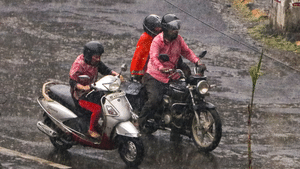 Kerala Rain Alert: ഇരട്ട ചക്രവാതച്ചുഴി; സംസ്ഥാനത്ത് കാറ്റും മഴയും തുടരും; എട്ട് ജില്ലകളിൽ യെല്ലോ അലർട്ട്