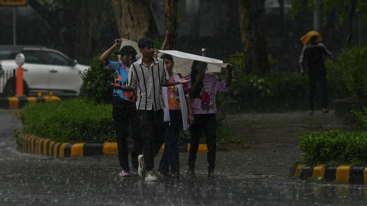 Kerala Rain School Holiday: അതിശക്തമായ മഴ; ഏഴ് ജില്ലകളിലെ വിദ്യാഭ്യാസ സ്ഥാപനങ്ങൾക്ക് ഇന്ന്‌ അവധി