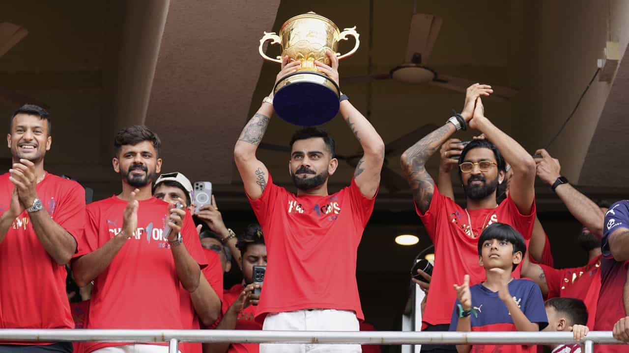 Bengaluru Stampede: തൊട്ടടുത്ത് നടന്ന ദുരന്തം കോഹ്ലി അറിഞ്ഞിരുന്നോ? വിശ്വസിക്കാനാകുന്നില്ലെന്ന് മുന്‍താരം