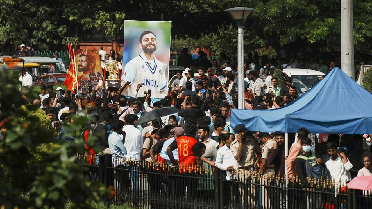 Chinnaswamy Stadium Stampede: ചിന്നസ്വാമി സ്‌റ്റേഡിയത്തിന് സമീപം ആരാധകരുടെ തിക്കും തിരക്കും; 11 പേര്‍ക്ക്‌ ദാരുണാന്ത്യം; നിരവധി പേര്‍ക്ക് പരിക്ക്‌