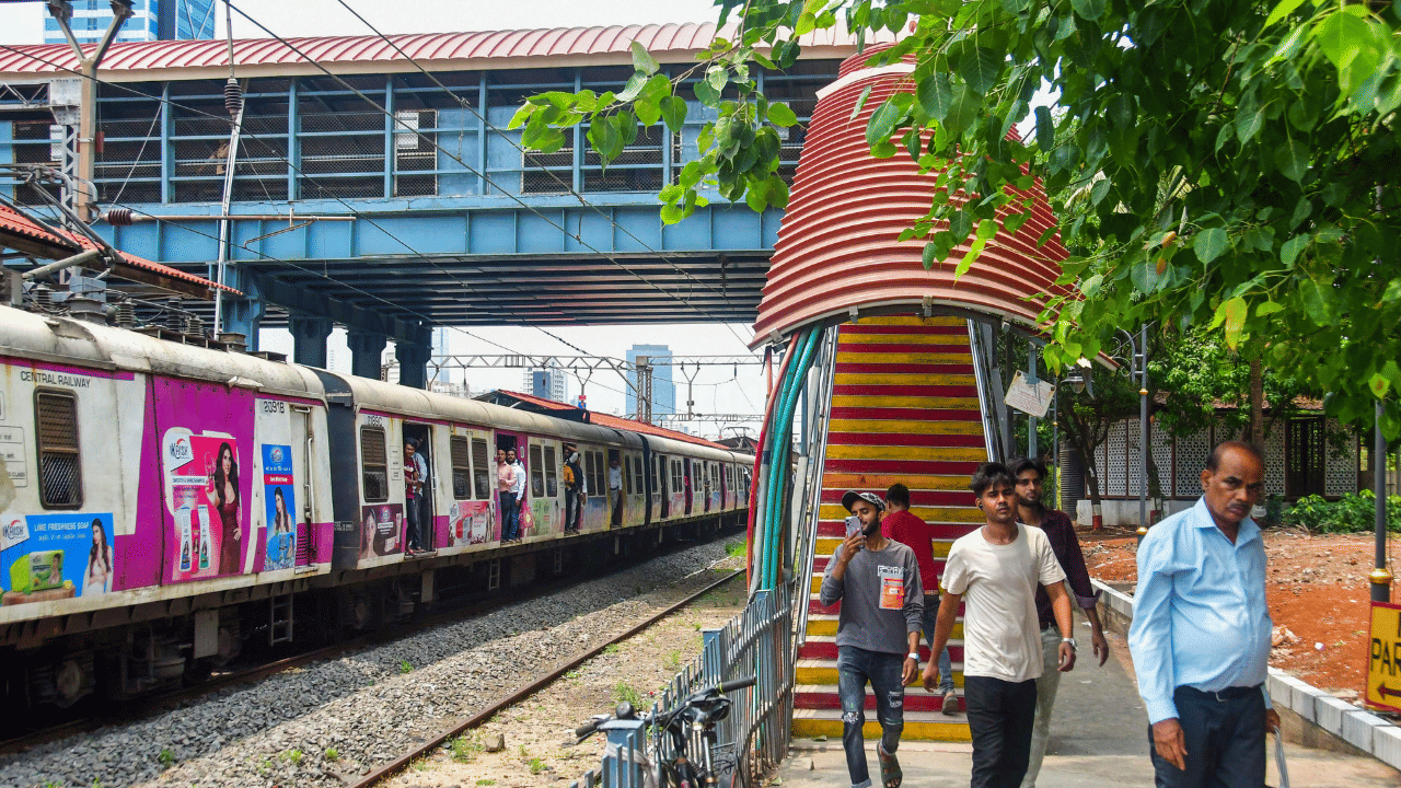 RRB Recruitment 2025: പത്താം ക്ലാസ് കഴിഞ്ഞവർക്ക് റെയിൽവേയിൽ സുവർണാവസരം; ശമ്പളം എത്രയെന്ന് അറിയണ്ടേ? RRB Recruitment 2025: പത്താം ക്ലാസ് കഴിഞ്ഞവർക്ക് റെയിൽവേയിൽ സുവർണാവസരം; ശമ്പളം എത്രയെന്ന് അറിയണ്ടേ?