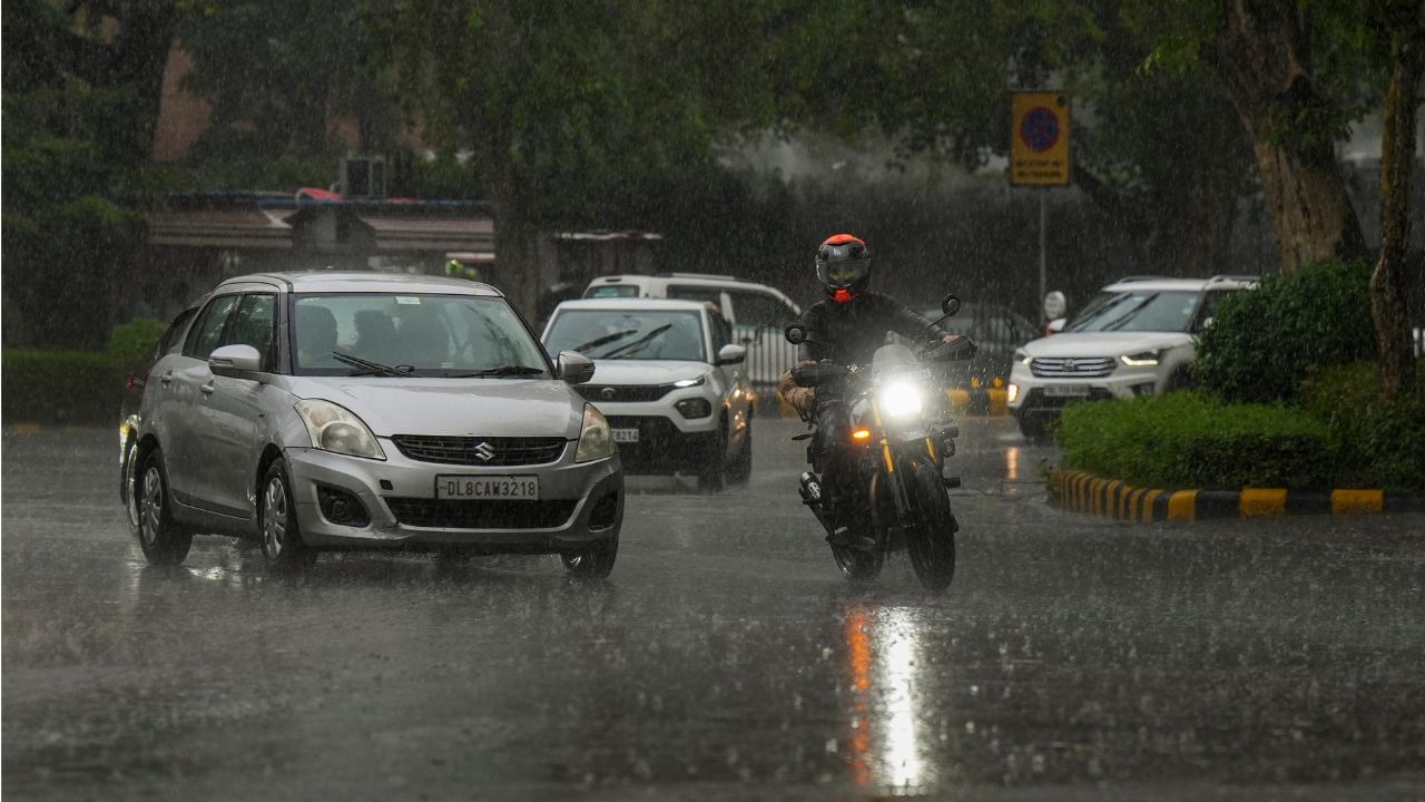 Kerala Weather Update: കേരളം ജാഗ്രത പാലിക്കണം; വരാന് പോകുന്നത് അതിശക്ത മഴയെന്ന് കാലാവസ്ഥ വകുപ്പ് Kerala Weather Update: കേരളം ജാഗ്രത പാലിക്കണം; വരാന് പോകുന്നത് അതിശക്ത മഴയെന്ന് കാലാവസ്ഥ വകുപ്പ്