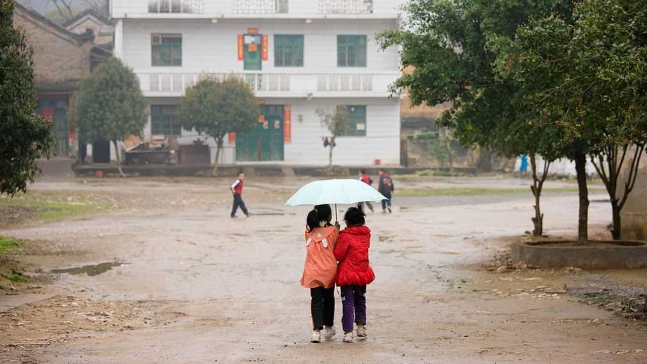 Kerala School Holiday : മഴ കുറഞ്ഞിട്ടും നാളെ അവധി പ്രഖ്യാപിച്ച് ജില്ല കളക്ടർ; പ്രൊഫഷണൽ കോളേജുകൾക്ക് ബാധകമല്ല