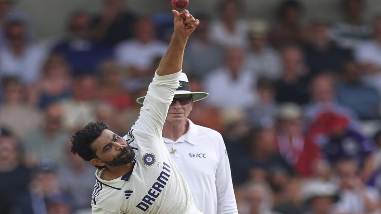 ആദ്യ ടെസ്റ്റില്‍ രവീന്ദ്ര ജഡേജയായിരുന്നു ടീമിലെ ഏക സ്പിന്നര്‍. പരിചയസമ്പന്നനെങ്കിലും മികച്ച പ്രകടനം പുറത്തെടുക്കുന്നതില്‍ ജഡേജ പരാജയപ്പെട്ടിരുന്നു. ഒരു വിക്കറ്റ് മാത്രമാണ് ജഡേജയ്ക്ക് ലഭിച്ചത്.