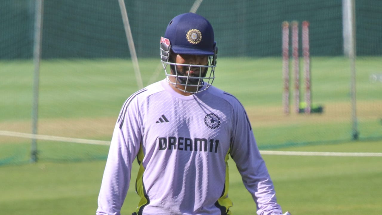 ഇന്ത്യ-ഇംഗ്ലണ്ട് ടെസ്റ്റ് പരമ്പരയിലെ ആദ്യ മത്സരത്തിന് ഇന്ന് ലീഡ്‌സില്‍ തുടക്കം. അടുത്ത ലോക ടെസ്റ്റ് ചാമ്പ്യന്‍ഷിപ്പ് സൈക്കിളില്‍ ഇന്ത്യയുടെയും ഇംഗ്ലണ്ടിന്റെയും ആദ്യ മത്സരമാണ്. അടുത്തകാലത്ത് ടെസ്റ്റില്‍ മോശം പ്രകടനമാണ് ഇന്ത്യ പുറത്തെടുത്തത്. ഇംഗ്ലണ്ടിനെ അവരുടെ നാട്ടില്‍ നേരിടുന്നതാണ് മറ്റൊരു വെല്ലുവിളി. വൈസ് ക്യാപ്റ്റന്‍ ഋഷഭ് പന്ത് അടക്കമുള്ള താരങ്ങളില്‍ നിന്നു ഇന്ത്യന്‍ ടീം ഏറെ പ്രതീക്ഷിക്കുന്നുണ്ട്. ഈ സാഹചര്യത്തില്‍ ഋഷഭ് പന്ത് ശ്രദ്ധിക്കേണ്ട കാര്യങ്ങളെക്കുറിച്ച് ക്രിക്കറ്റ് ഇതിഹാസം സച്ചിന്‍ തെണ്ടുല്‍ക്കര്‍ തുറന്ന് സംസാരിച്ചു (Image Credits: PTI, Getty)