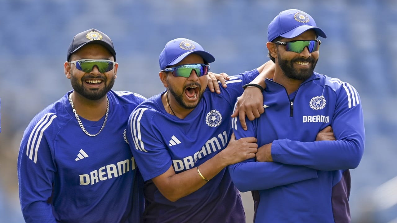 കുല്‍ദീപിനെ കളിപ്പിക്കേണ്ടത് വളരെ പ്രധാനമാണെന്നാണ് ക്ലര്‍ക്ക് ചൂണ്ടിക്കാട്ടുന്നത്. കുല്‍ദീപ് പിച്ചുകളുടെ സഹായം അധികം ആശ്രയിക്കുന്നില്ലെന്നും, താരത്തിന് വിക്കറ്റുകള്‍ വീഴ്ത്താനാകുമെന്നും ക്ലര്‍ക്ക് പറഞ്ഞു.