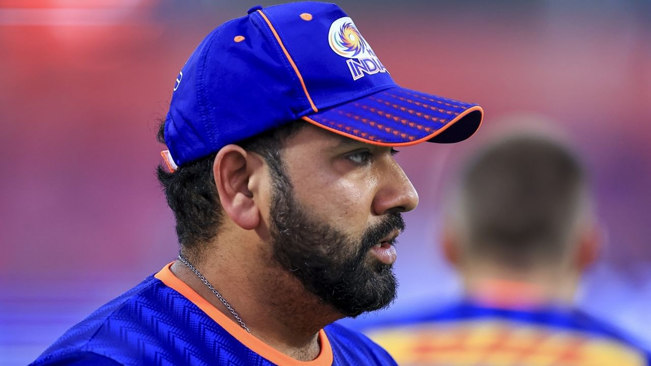 കുട്ടിക്കാലത്ത് ക്രിക്കറ്റ് കളിച്ചിരുന്ന ഗ്രൗണ്ടില്‍ വച്ചായിരുന്നു വിവാഹാഭ്യര്‍ത്ഥന നടത്തിയത്. പിച്ചിന്റെ മധ്യത്തില്‍ മുട്ടുകുത്തി നിന്ന് റിതികയോട് വിവാഹാഭ്യര്‍ത്ഥന നടത്തുന്നതിന്റെ ദൃശ്യങ്ങള്‍ സുഹൃത്ത് പകര്‍ത്തിയിരുന്നെന്നും രോഹിത് വെളിപ്പെടുത്തി.