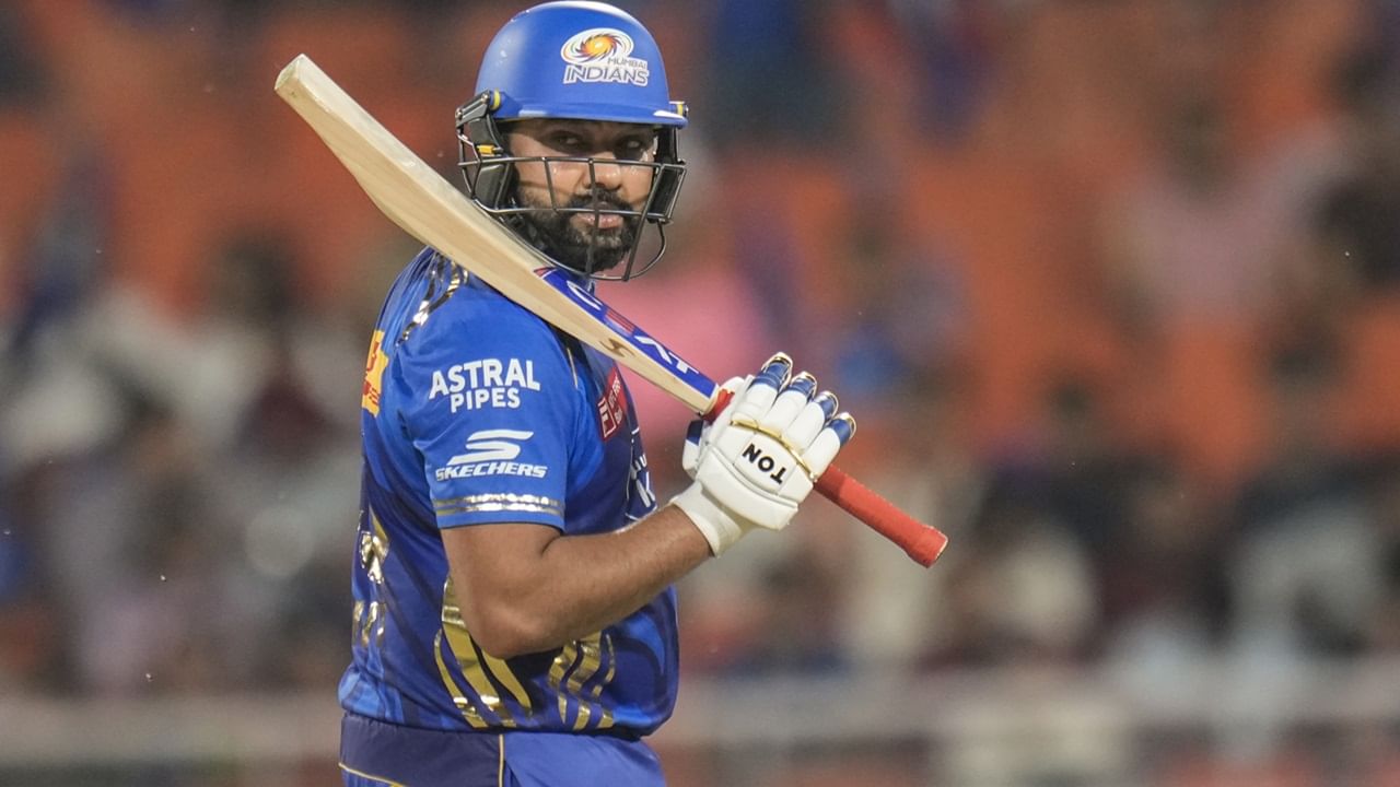 'സര്‍, നിങ്ങളെ എങ്ങനെ പുറത്താക്കാനാകു'മെന്ന് ആരാധകന്‍ ചോദിച്ചു. 'അത് സാധ്യമല്ല' എന്നായിരുന്നു രോഹിതിന്റെ മറുപടി. ഈ ദൃശ്യങ്ങള്‍ സോഷ്യല്‍ മീഡിയയില്‍ വ്യാപകമായി പ്രചരിക്കുന്നുണ്ട്.