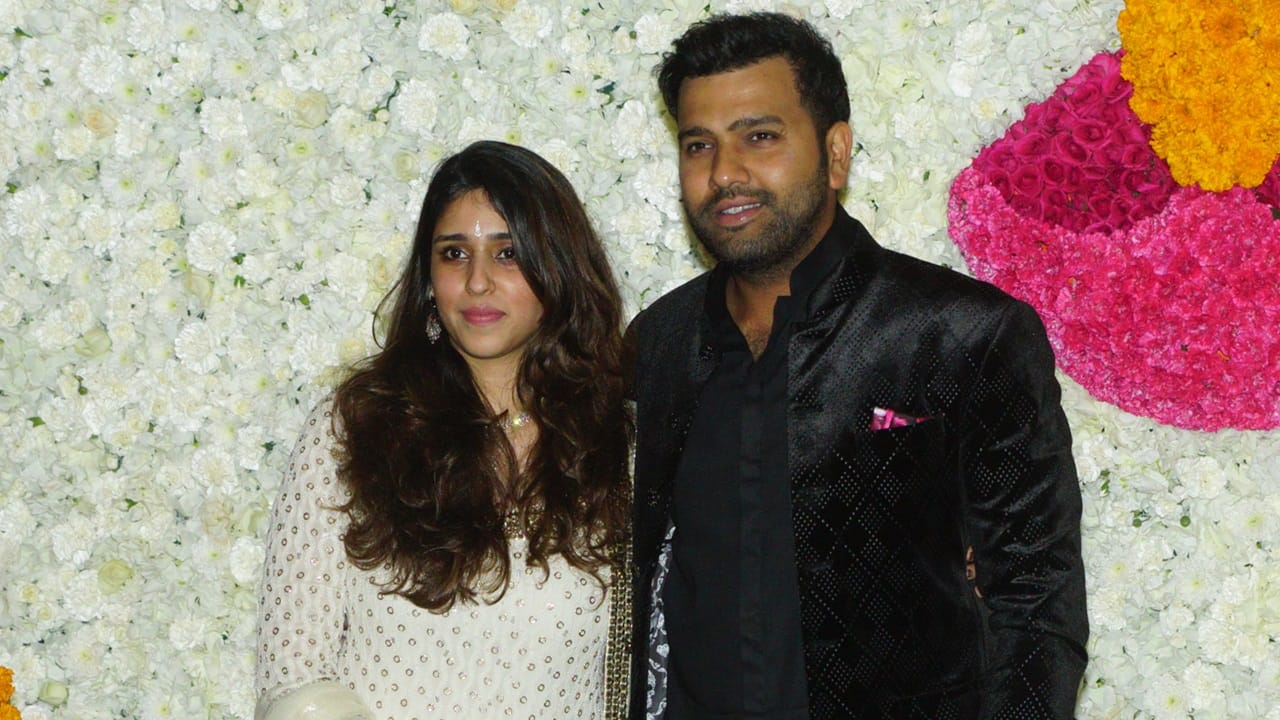 വളരെ റൊമാന്റിക് ആയിരുന്നു ആ നിമിഷം. താന്‍ ക്രിക്കറ്റ് ആദ്യം കളിച്ചുതുടങ്ങിയ ഗ്രൗണ്ടിലേക്കാണ് റിതികയെ കൊണ്ടുപോയത്. തങ്ങള്‍ മാത്രമേ അവിടെ ഉണ്ടായിരുന്നുള്ളൂ. റിതിക വീട്ടില്‍സ നിന്ന് ഭക്ഷണം കൊണ്ടുവന്നിരുന്നു. അത് തങ്ങള്‍ കഴിച്ചു. തുടര്‍ന്ന് കുറച്ചുനേരം അവിടെ വെറുതെ ഇരുന്നു. ബോറടിക്കുകയാണെന്നും, നമുക്ക് ഐസ്‌ക്രീം കഴിച്ചാലോയെന്നും റിതികയോട് ചോദിച്ചു. തുടര്‍ന്ന് കാറില്‍ തങ്ങള്‍ മറൈന്‍ ഡ്രൈവും കടന്ന് പോയെന്ന് രോഹിത് പറഞ്ഞു.