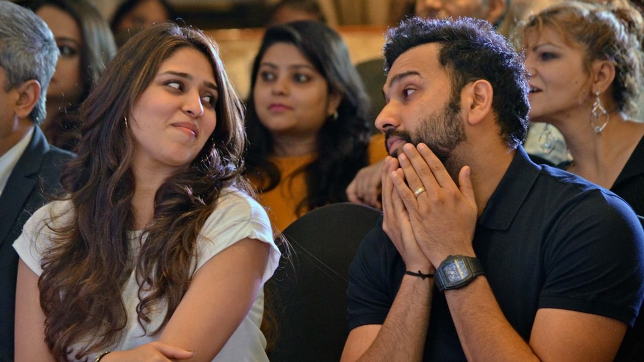 തുടര്‍ന്ന് മൈതാനത്തെത്തി. അവിടെ ഇരുട്ട് പരന്ന് തുടങ്ങിയിരുന്നു. അത് ഗ്രൗണ്ടാണെന്ന് പോലും അവള്‍ക്ക് മനസിലായില്ല. അവിടെ നടക്കുന്നതിന്റെ ദൃശ്യങ്ങള്‍ പകര്‍ത്തണമെന്ന് സുഹൃത്തിനോട് നേരത്തെ തന്നെ പറഞ്ഞിരുന്നു. തുടര്‍ന്ന് കാര്‍ പാര്‍ക്ക് ചെയ്ത് പുറത്തിറങ്ങി. പിച്ചിന്റെ മധ്യത്തില്‍ മുട്ടുകുത്തി നിന്ന് അവളോട് വിവാഹാഭ്യര്‍ത്ഥന നടത്തുകയായിരുന്നെന്നും രോഹിത് വെളിപ്പെടുത്തി.