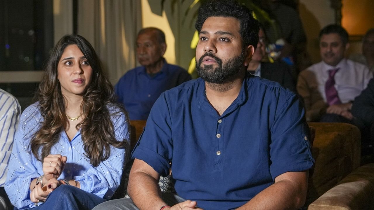 റിതിക സജ്‌ദേയോട് വിവാഹാഭ്യര്‍ത്ഥന നടത്തിയത് എങ്ങനെയെന്ന് വെളിപ്പെടുത്തി ഇന്ത്യയുടെ ഏകദിന നായകന്‍ രോഹിത് ശര്‍മ. മുന്‍ ക്രിക്കറ്റ് താരം ഹര്‍ഭജന്‍ സിങ്, ഭാര്യ ഗീത ബസ്ര സിങ് എന്നിവരുടെ 'ഹൂ ഈസ് ദ ബോസ്' എന്ന യൂട്യൂബ് ചാനലിന് നല്‍കിയ അഭിമുഖത്തിലാണ് രോഹിതിന്റെ തുറന്നുപറച്ചില്‍. ഐസ്‌ക്രീം വാങ്ങാനെന്ന പേരില്‍ റിതികയെ കൂട്ടിക്കൊണ്ടുപോയാണ് പ്രപ്പോസ് ചെയ്തതെന്ന് രോഹിത് പറഞ്ഞു (Image Credits: PTI, Getty).