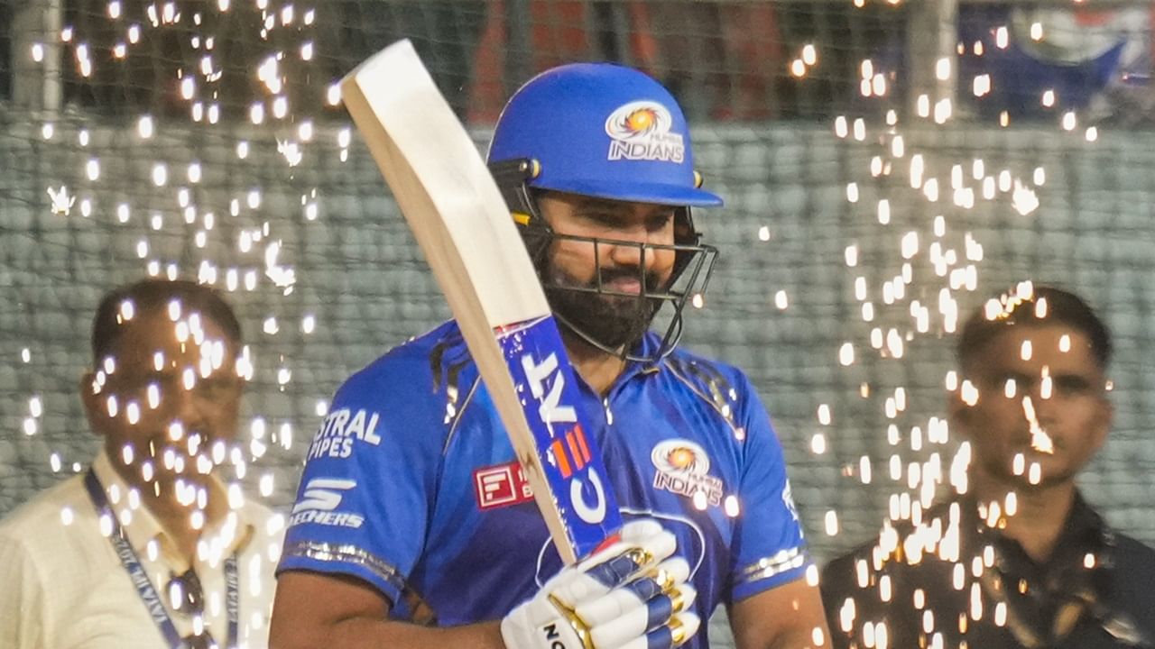 50 പന്തില്‍ 81 റണ്‍സാണ് മുംബൈയുടെ മുന്‍ ക്യാപ്റ്റന്‍ നേടിയത്. അടുത്തിടെ കുട്ടി ആരാധകരുമായി രോഹിത് സംസാരിക്കുന്ന വീഡിയോ സോഷ്യല്‍ മീഡിയയില്‍ വൈറലാണ്.