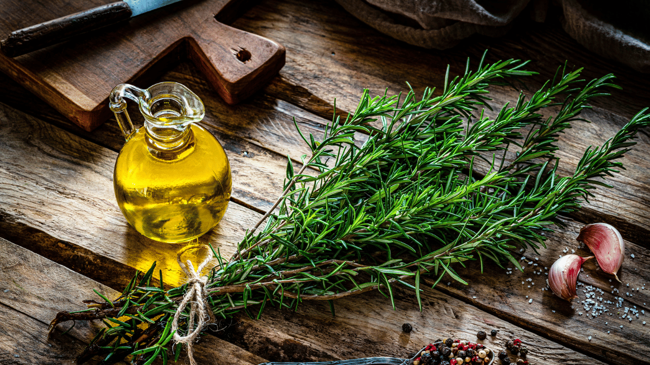 Rosemary: റോസ്മേരി വാട്ടറോ റോസ്മേരി ഓയിലോ: മുടി വളർച്ച വേഗത്തിലാക്കാൻ ഏതാണ് നല്ലത്? Rosemary: റോസ്മേരി വാട്ടറോ റോസ്മേരി ഓയിലോ: മുടി വളർച്ച വേഗത്തിലാക്കാൻ ഏതാണ് നല്ലത്?