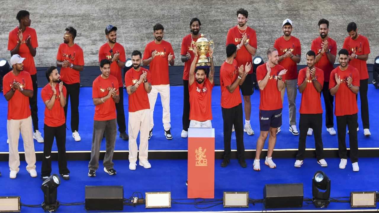 Royal Challengers Bengaluru: കാത്തിരുന്ന് കപ്പ് കിട്ടി, പിന്നാലെ ആര്സിബിയെ വില്ക്കാന് നീക്കം? വേണ്ടത് രണ്ട് ബില്യണ് ഡോളര് Royal Challengers Bengaluru: കാത്തിരുന്ന് കപ്പ് കിട്ടി, പിന്നാലെ ആര്സിബിയെ വില്ക്കാന് നീക്കം? വേണ്ടത് രണ്ട് ബില്യണ് ഡോളര്