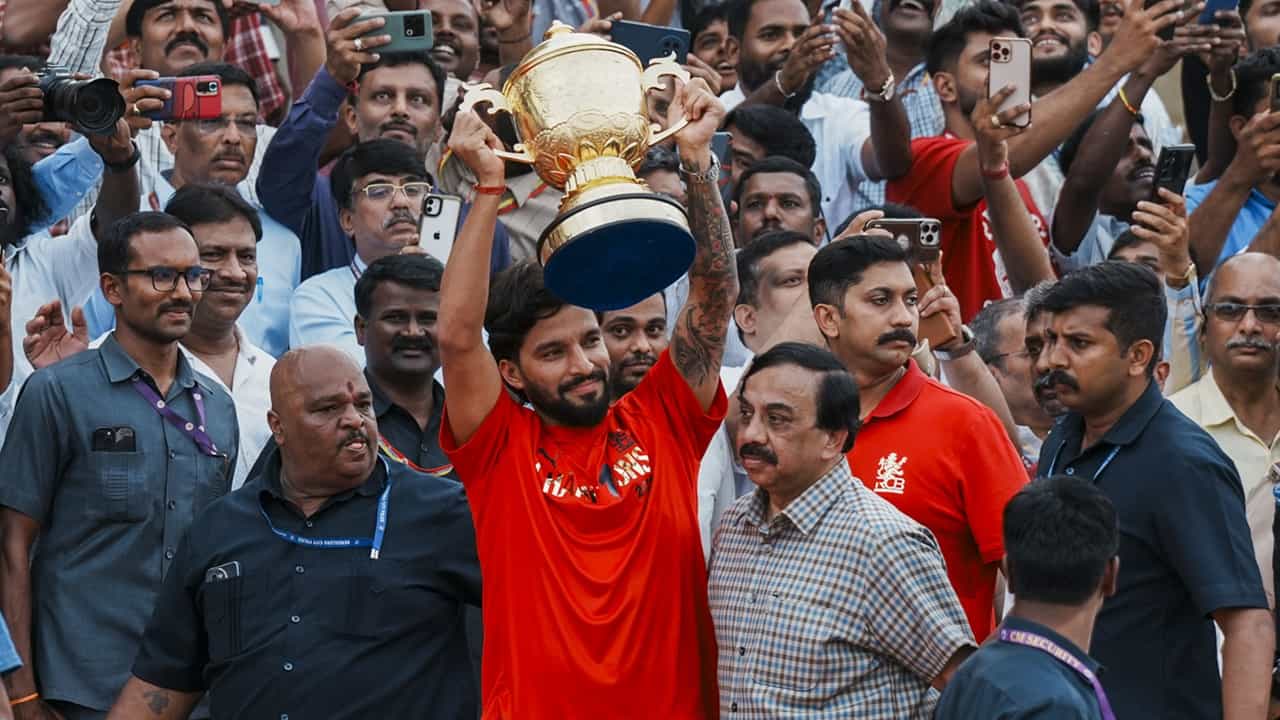 Royal Challengers Bengaluru: ദുരന്തത്തിനിടയിലും ആര്‍സിബിയുടെ വിജയാഘോഷം, അതിരൂക്ഷവിമര്‍ശനം
