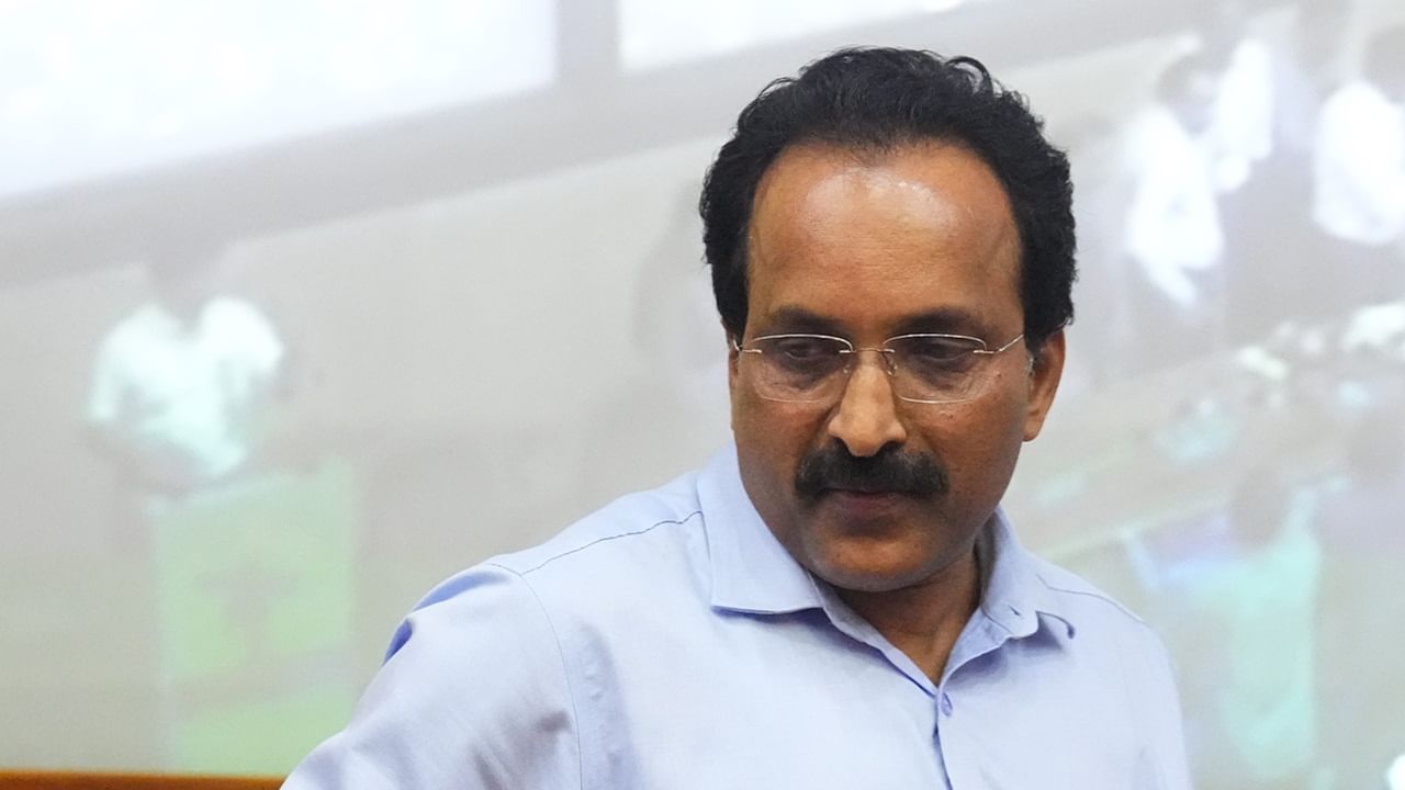 പ്രീഡിഗ്രിയുടെ തുടക്കത്തിലെ ആദ്യ രണ്ട് മാസം അധ്യാപകര്‍ പഠിപ്പിക്കുന്നതു തനിക്ക് മനസിലായിരുന്നില്ലെന്ന് ഐഎസ്ആര്‍ഒ മുന്‍ ചെയര്‍മാന്‍ ഡോ. എസ്. സോമനാഥ്. മലയാളം മീഡിയത്തില്‍ നിന്നു ഇംഗ്ലീഷ് മീഡിയത്തിലേക്ക് പെട്ടെന്ന് പോയപ്പോഴുണ്ടായ പ്രതിസന്ധിയെക്കുറിച്ച് സംസാരിക്കുകയായിരുന്നു അദ്ദേഹം. 'സാറിനെ പോലൊരു സയന്റിസ്റ്റാകാന്‍ ഓരോ കുട്ടികളും എന്തു ചെയ്യണം' എന്ന ഒരു വിദ്യാര്‍ത്ഥിയുടെ ചോദ്യത്തോട് പ്രതികരിക്കുകയായിരുന്നു അദ്ദേഹം. ഡോ. എസ് സോമനാഥ് പറഞ്ഞത് ചുവടെ: (Image Credits: PTI)