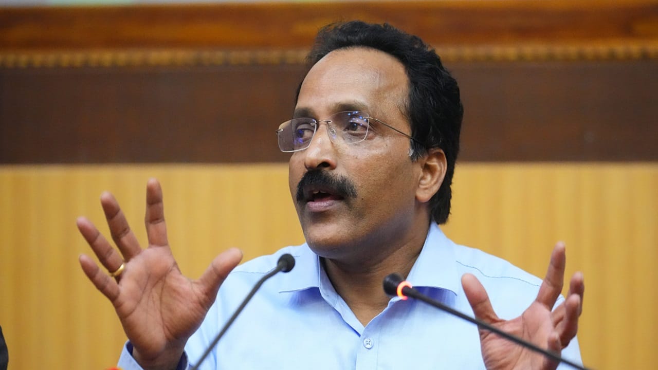 ''ആലപ്പുഴ ജില്ലയിലെ അരൂര്‍ സെന്റ് അഗസ്റ്റിന്‍സ് സ്‌കൂളിലാണ് പഠിച്ചത്. എസ്എസ്എല്‍സിയില്‍ പഠിക്കുമ്പോള്‍ വിജയശതമാനം 23 ആയിരുന്നു. മലയാളം മീഡിയമായിരുന്നു. ഇതുകഴിഞ്ഞ് പ്രീഡിഗ്രി പഠിക്കാന്‍ എറണാകുളം മഹാരാജാസില്‍ പോയി. അവിടെ ഇംഗ്ലീഷ് മീഡിയമാണ്. രണ്ടുമാസം ഒന്നും മനസിലായില്ല. 