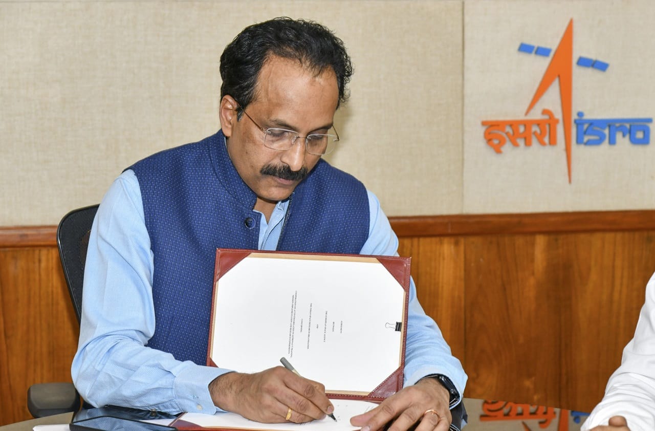 ഞാന്‍ മലയാളം മീഡിയത്തില്‍ നിന്നു വന്ന ആളായതുകൊണ്ട് സാര്‍ പറയുന്നത് എന്താണെന്ന് മനസിലാക്കാന്‍ രണ്ടു മാസമെടുത്തു. അങ്ങനെ കടന്നുവന്ന ഒരാളാണ് ഐഎസ്ആര്‍ഒയുടെ ചെയര്‍മാനായത്. ഞാന്‍ മലയാളത്തില്‍ ഘര്‍ഷണം എന്നാണ് താന്‍ പഠിച്ചത്. 