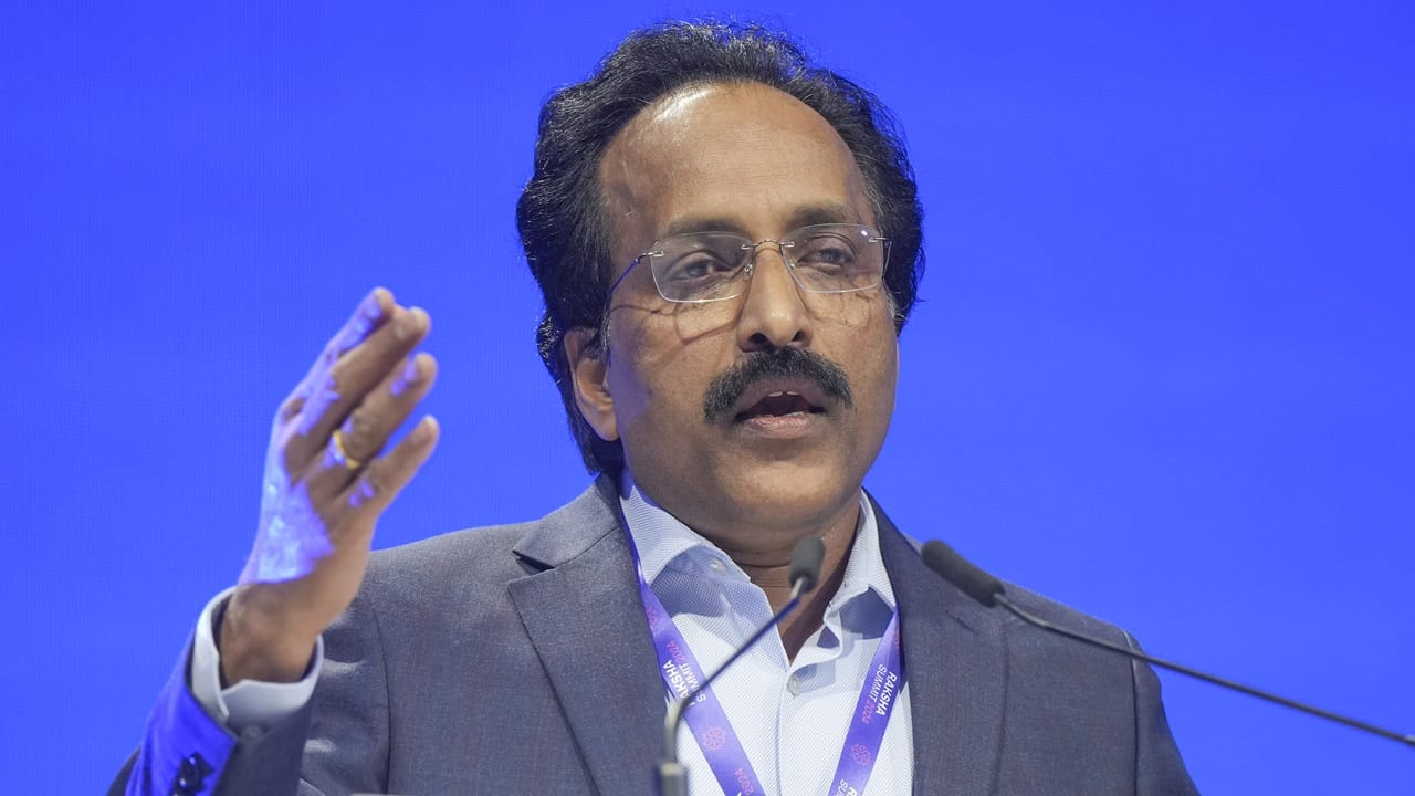 പ്രീഡിഗ്രിയില്‍ 'ഫ്രിക്ഷന്‍' എന്ന് പറഞ്ഞപ്പോള്‍ മനസിലായില്ല. ഫ്രിക്ഷന്‍ എന്നു പറയുന്നതാണ് ഘര്‍ഷണം എന്നു മനസിലാക്കാന്‍ കുറച്ച് സമയമെടുത്തു. ഇന്നത്തെ തലമുറയ്ക്ക് വളരെ വലിയ അഡ്വാന്റേജ് ഉണ്ട്. എല്ലാവര്‍ക്കും ആ അഡ്വാന്റേജുള്ളതുകൊണ്ട് കോമ്പറ്റീഷനും കൂടുതലാണ്. സ്വയം ആ സബ്ജക്ടിനോടുള്ള സ്‌നേഹമാണ് സയന്റിസ്റ്റാകാന്‍ വേണ്ട ഏറ്റവും വലിയ ഗുണം. അത് നിങ്ങള്‍ക്കുണ്ടോ എന്നതാണ് പ്രശ്‌നം. അതുണ്ടെങ്കില്‍ നിങ്ങള്‍ സയന്റിസ്റ്റാകും''-ഡോ. എസ് സോമനാഥ് വ്യക്തമാക്കി.