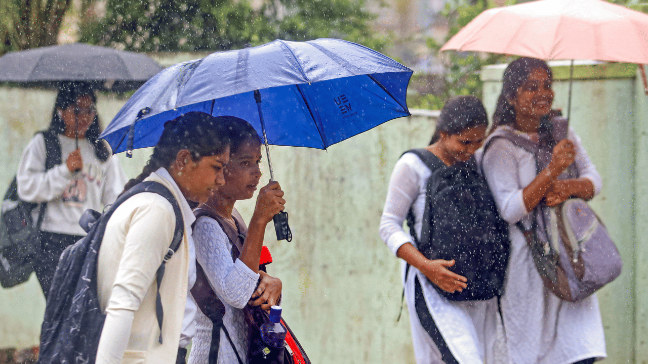 Kerala Rain Alert:  മഴ തുടരും; നാല് ജില്ലകളിലെ വിവിധ വിദ്യാഭ്യാസ സ്ഥാപനങ്ങൾക്ക് ഇന്ന് അവധി; പരീക്ഷകൾക്ക് മാറ്റമില്ല