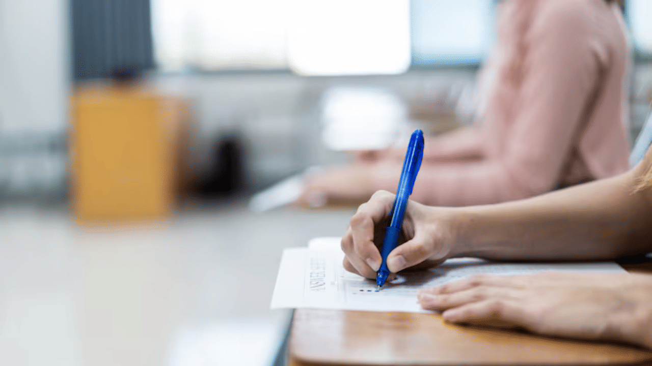 SSC CHSL 2025: പന്ത്രണ്ടാം ക്ലാസ് യോ​ഗ്യതയുള്ളവർക്ക് കേന്ദ്ര സർവീസിൽ നിരവധി അവസരങ്ങൾ; ഇപ്പോൾ തന്നെ അപേക്ഷിച്ചോളൂ