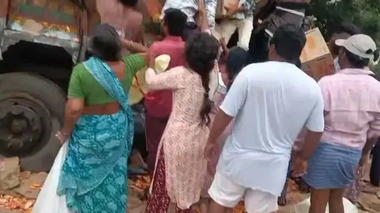 Santoor Soap Lorry Accident: സന്തൂർ സോപ്പ് ലോറി മറിഞ്ഞു; ഡ്രൈവർ മരിച്ചു, സോപ്പുമായി നാട്ടുകാർ മുങ്ങി
