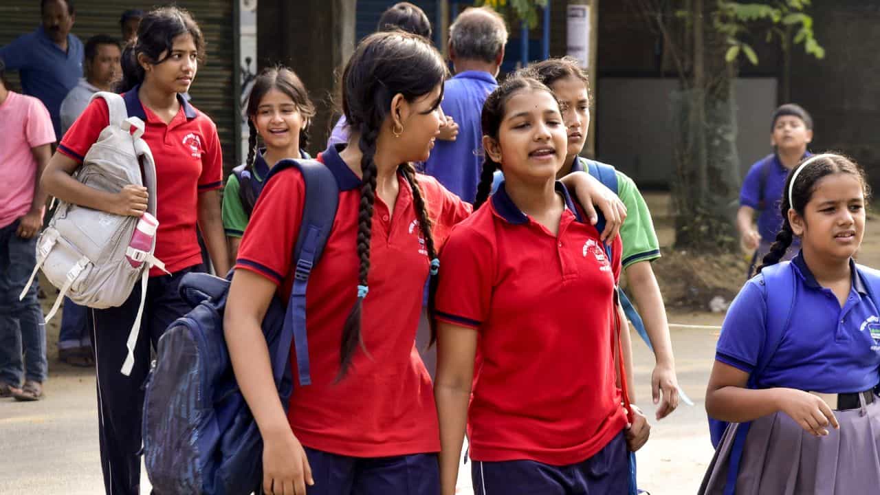 School Timing Change: സ്കൂൾ സമയമാറ്റം; നാളെ മുതൽ പഠന സമയം വർധിക്കും School Timing Change: സ്കൂൾ സമയമാറ്റം; നാളെ മുതൽ പഠന സമയം വർധിക്കും