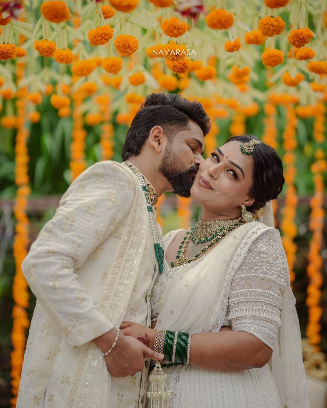 ഇരുവരുടെയും വിവാഹ നിശ്ചയം കഴിഞ്ഞത് മുതല് വിവാഹ ദിനത്തിനായുള്ള കാത്തിരിപ്പിലായിരുന്നു ആരാധകര്. അതീവ സുന്ദരിയായാണ് സീമ വിവാഹവേഷത്തിലെത്തിയത്.