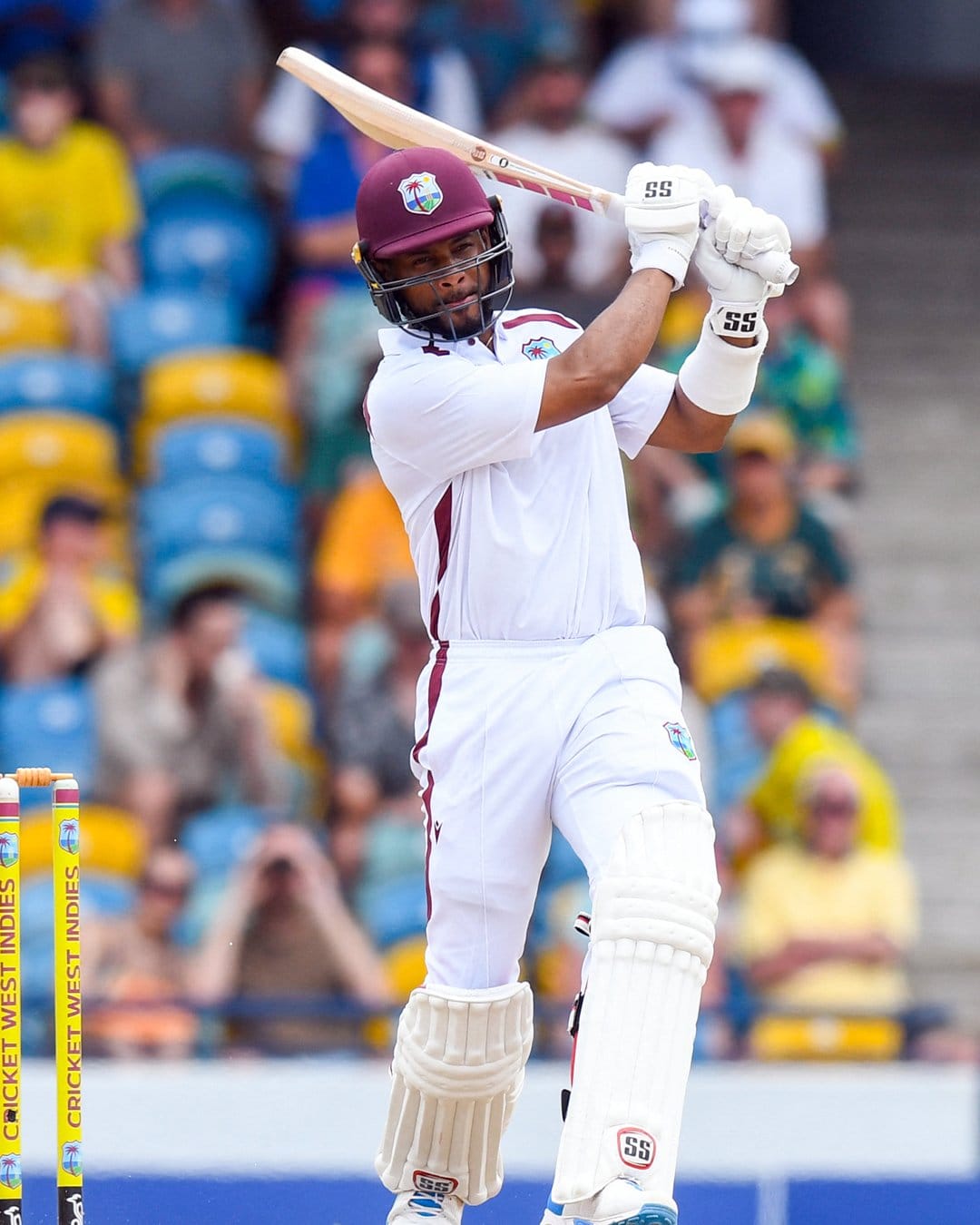 50ആം ഓവറിലായിരുന്നു ആദ്യ സംഭവം. റോസ്റ്റൻ ചേസിനെതിരെ ഓസീസ് ക്യാപ്റ്റൻ പാറ്റ് കമ്മിൻസ് പന്തെറിയുന്നു. ഫീൽഡ് അമ്പയർ റിച്ചാർഡ് ഇല്ലിങ്‌വർത്ത് എൽബിഡബ്ല്യു വിധിച്ചു. തീരുമാനം ആർഡിഎസിന് വിട്ടപ്പോൾ റിപ്ലേകളിൽ എഡ്ജ് ഉണ്ടെന്നുറപ്പായിരുന്നെങ്കിലും ടിവി അമ്പയർ ഔട്ട് വിധിച്ചു. 
